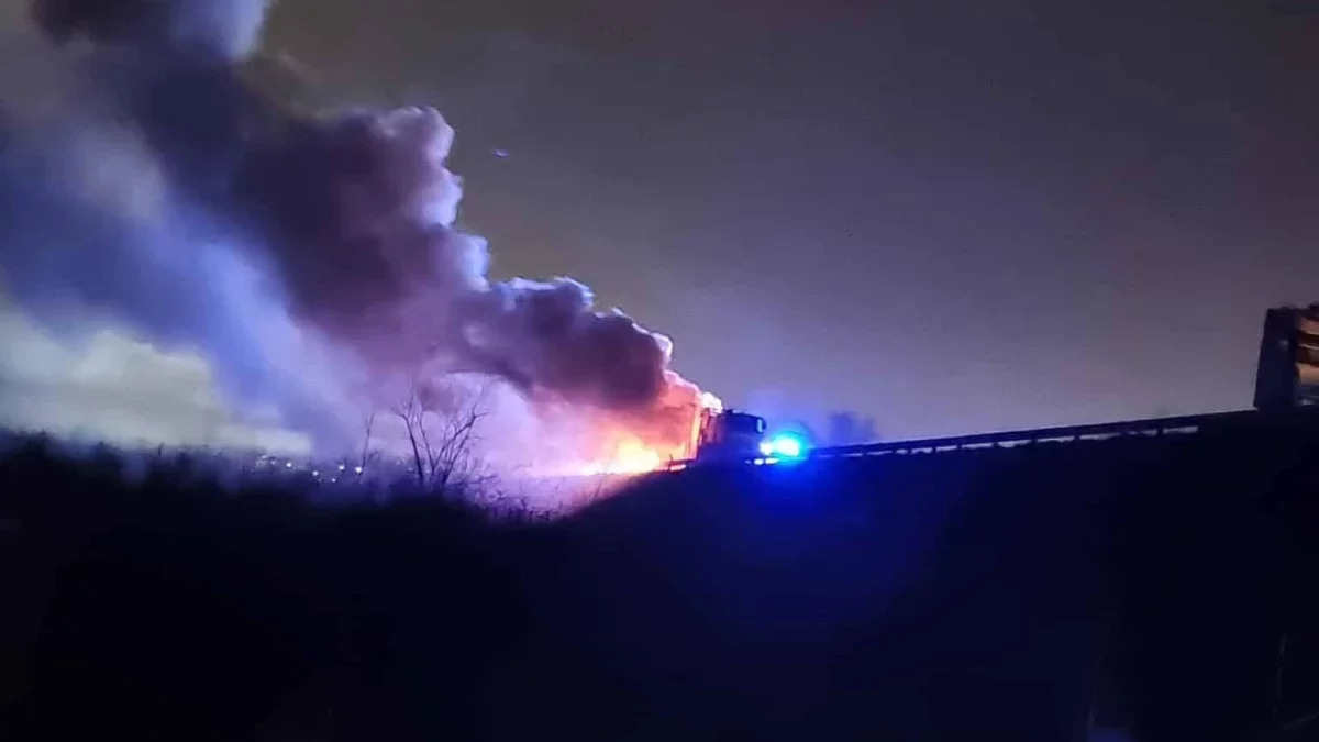 Osobówka spłonęła na A1 na węźle Piotrków Południe