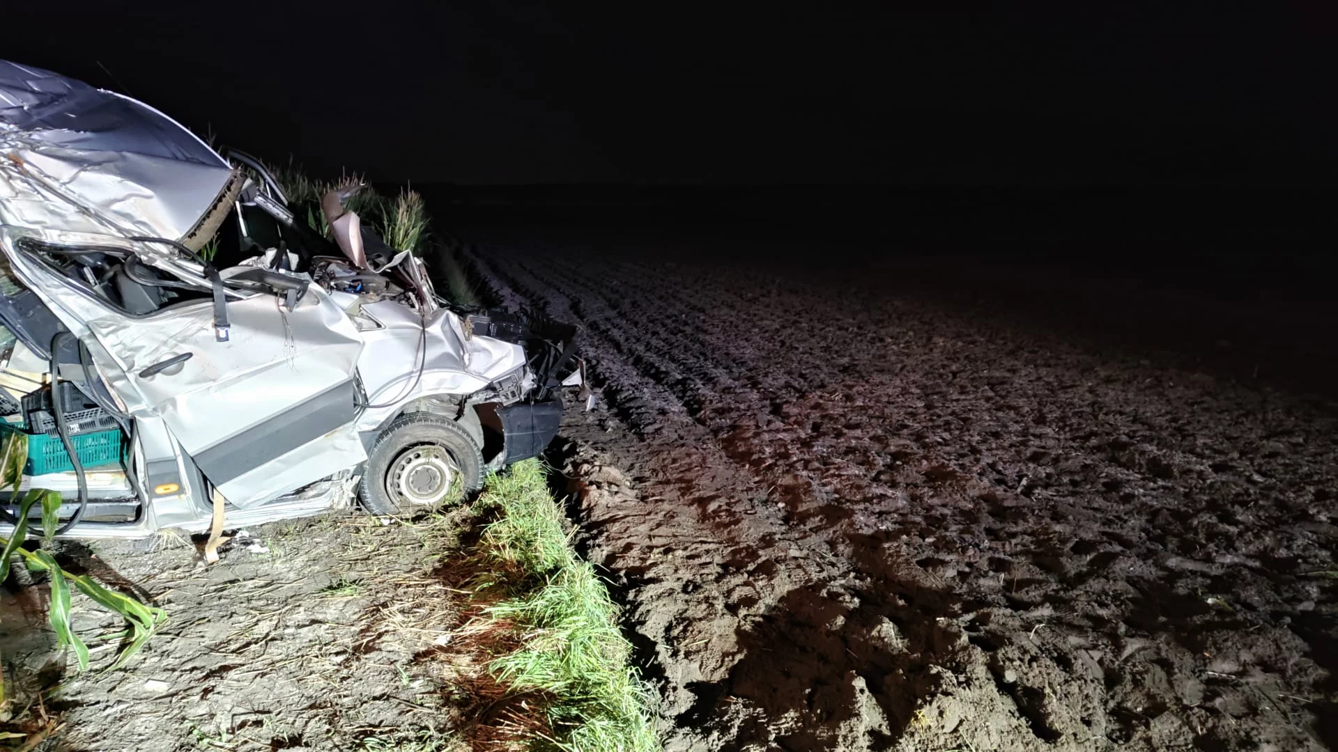 Zmasakrowany pojazd i kompletnie pijany kierowca. O krok od tragedii w powiecie piotrkowskim