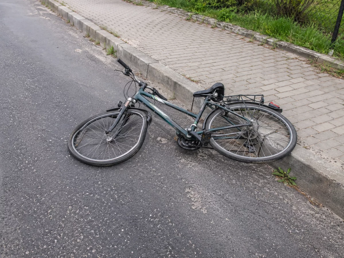 Potrącenie rowerzysty w powiecie piotrkowskim. Sprawca uciekł, realizowane są poszukiwania