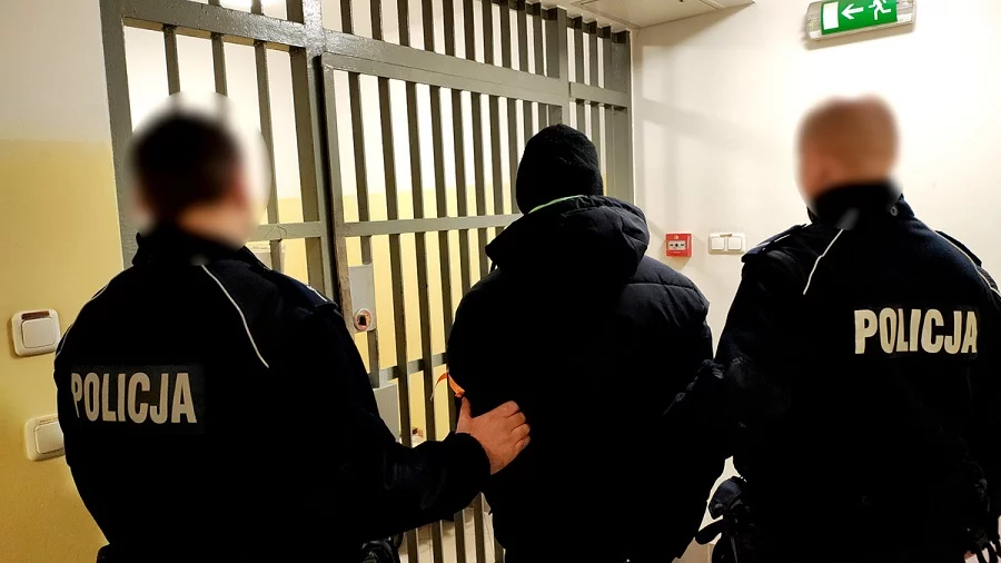 Ojciec - zabójca chował się w wersalce. Policji pomógł... 6-latek