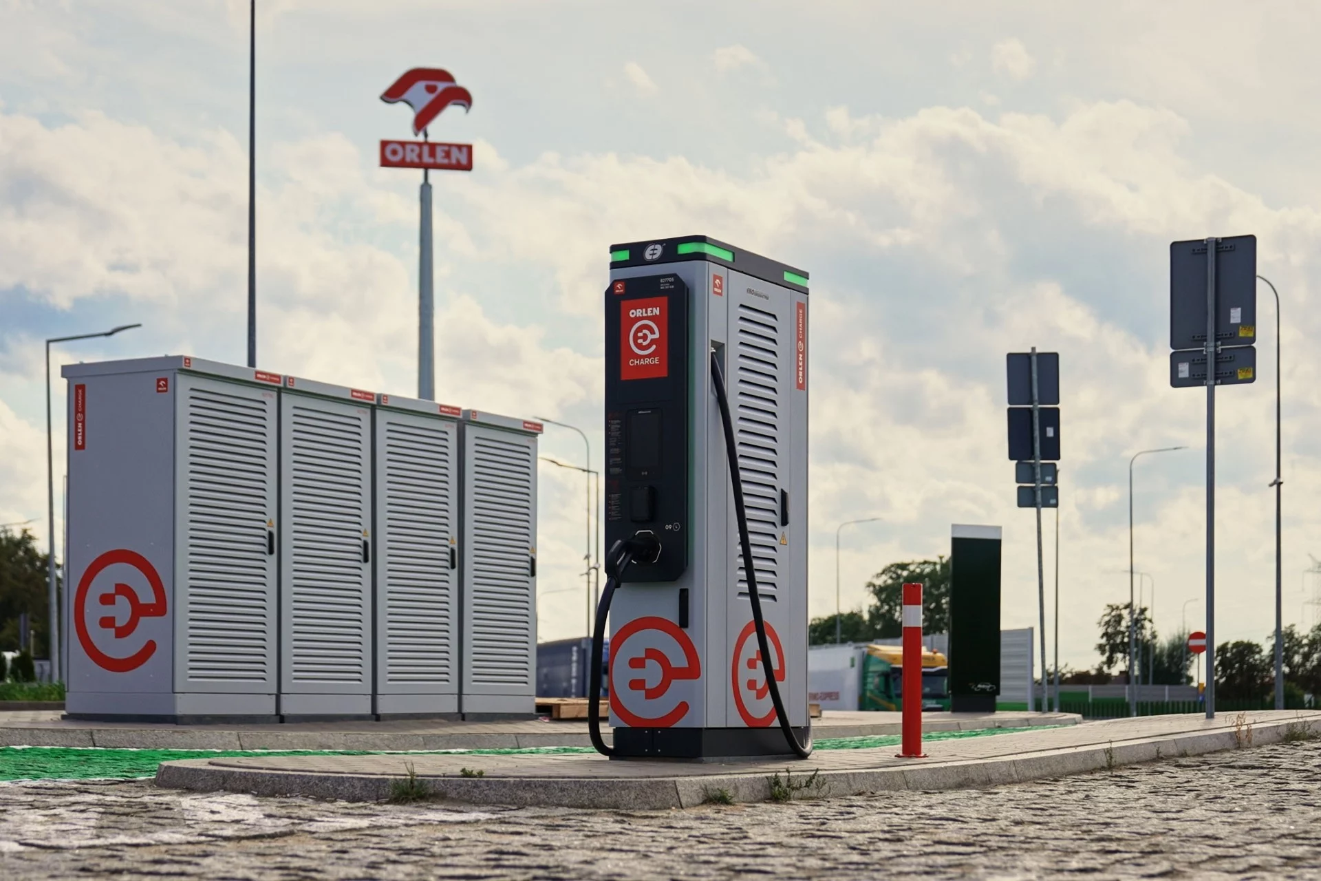 Pierwsze takie ładowarki w Polsce. Orlen uruchomił je przy A1 w Łódzkiem