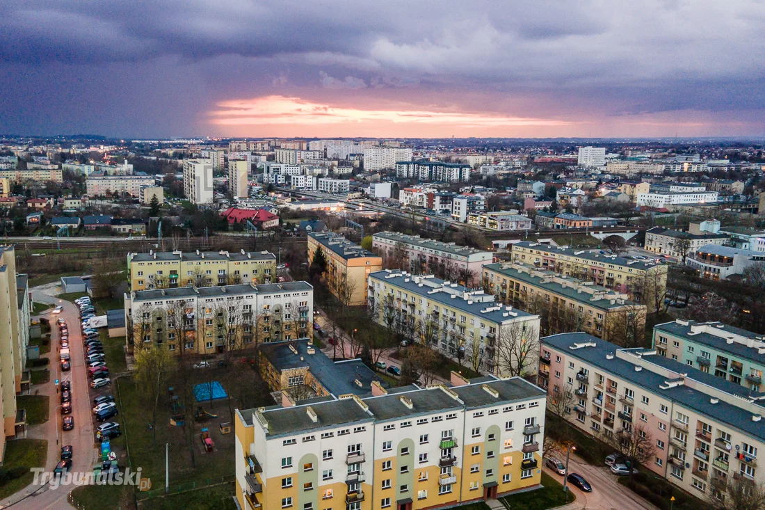 Ulica wciąż tonie w ciemnościach. Czy miasto zamontuje latarnię?