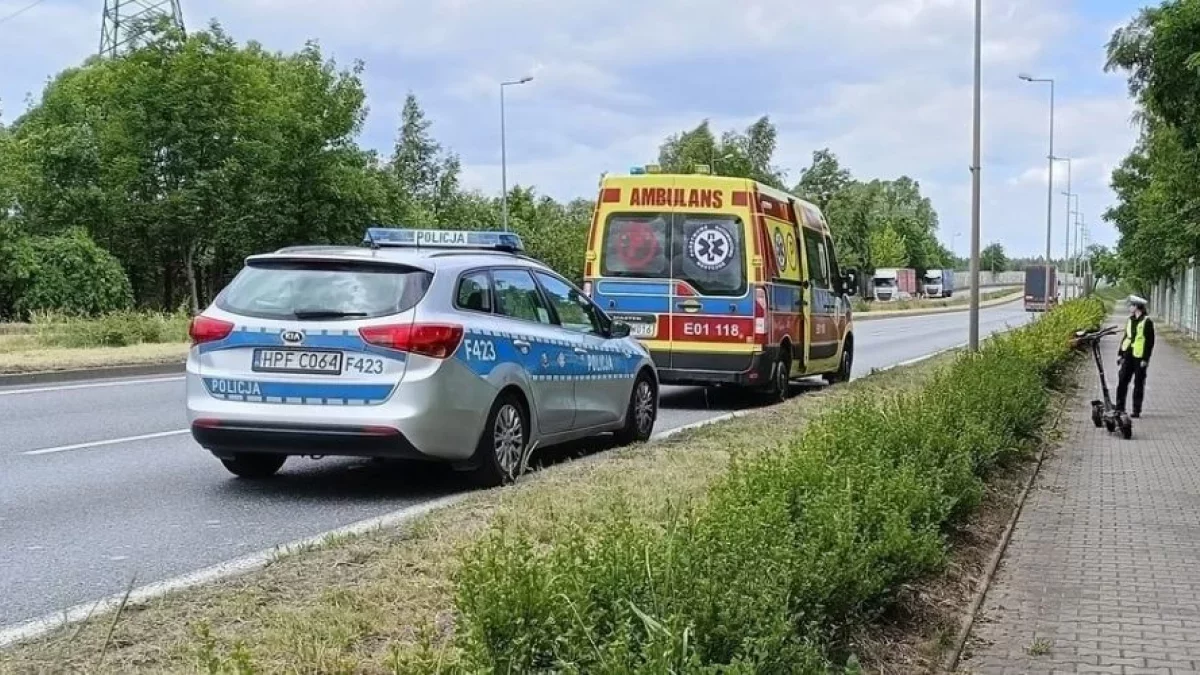 Roztrzaskał samochód w powiecie piotrkowskim. 63-latek trafił do szpitala