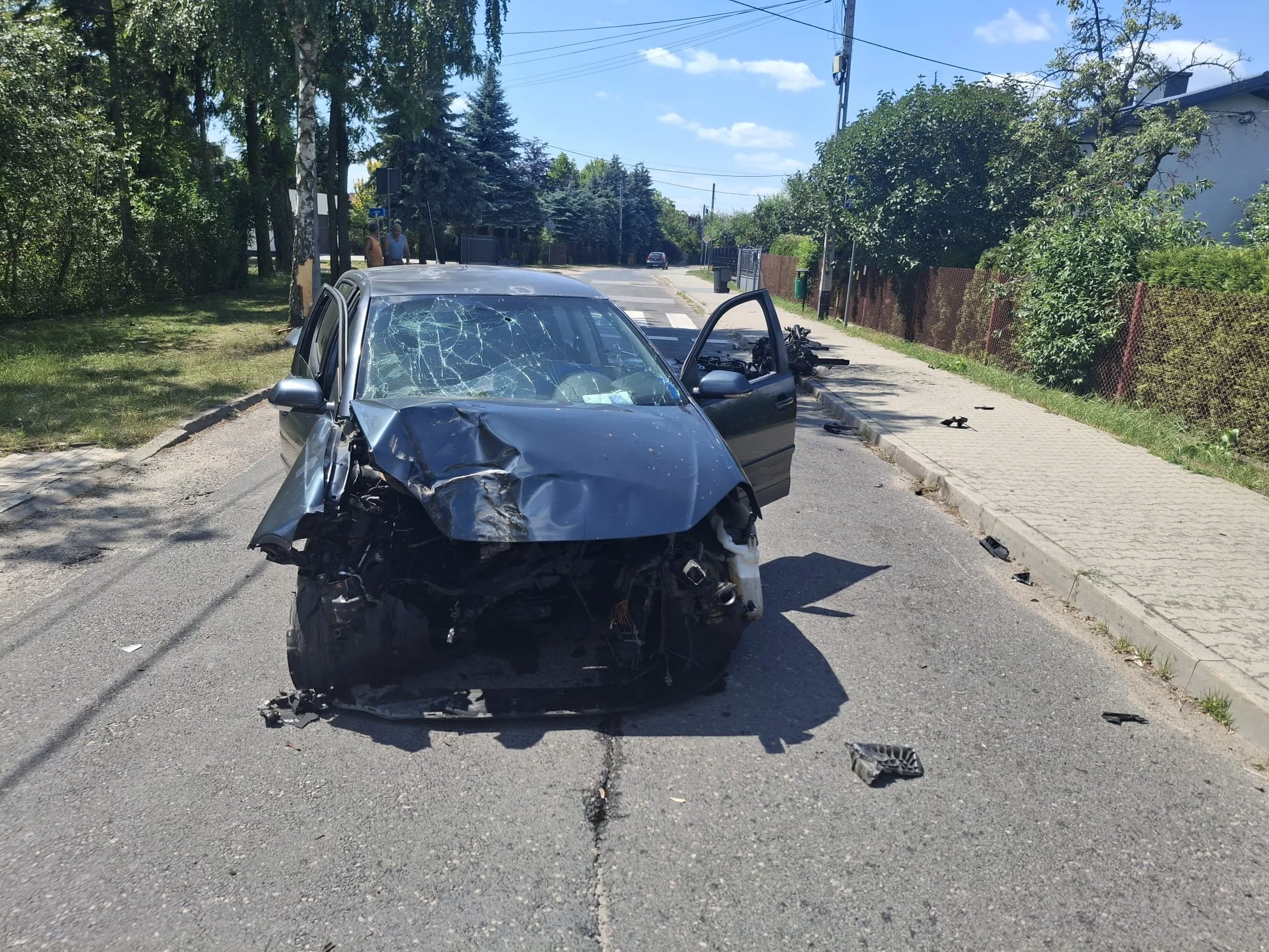Wypadek w Piotrkowie. Kobieta z impetem uderzyła w drzewo, dwie osoby ranne