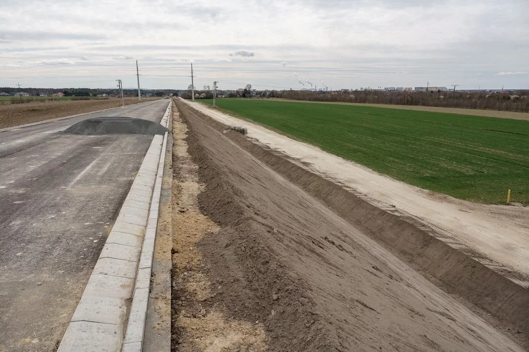 Finał dużej inwestycji drogowej w Łódzkiem coraz bliżej. Kiedy pojedziemy nową obwodnicą?