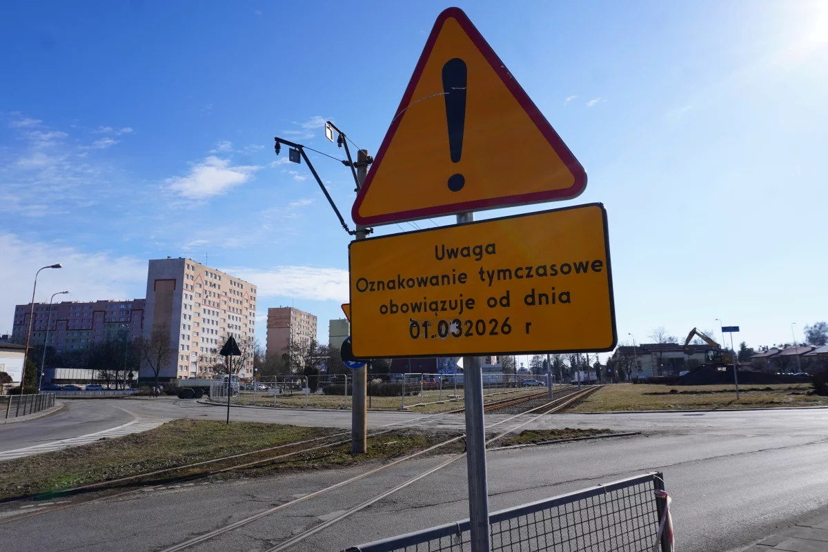 Koniec z trzema pasami na Broniewskiego. Mieszkańcy drżą przed korkami: „Będzie fatalnie" [ZDJĘCIA]