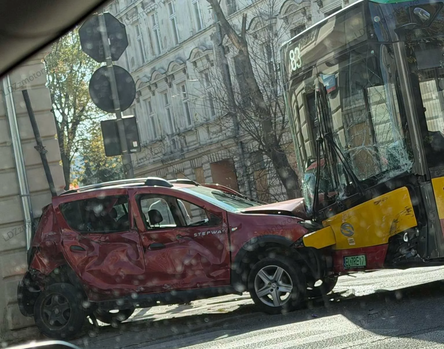 Groźny wypadek w centrum Łodzi. 40-latka zignorowała znak "stop"!