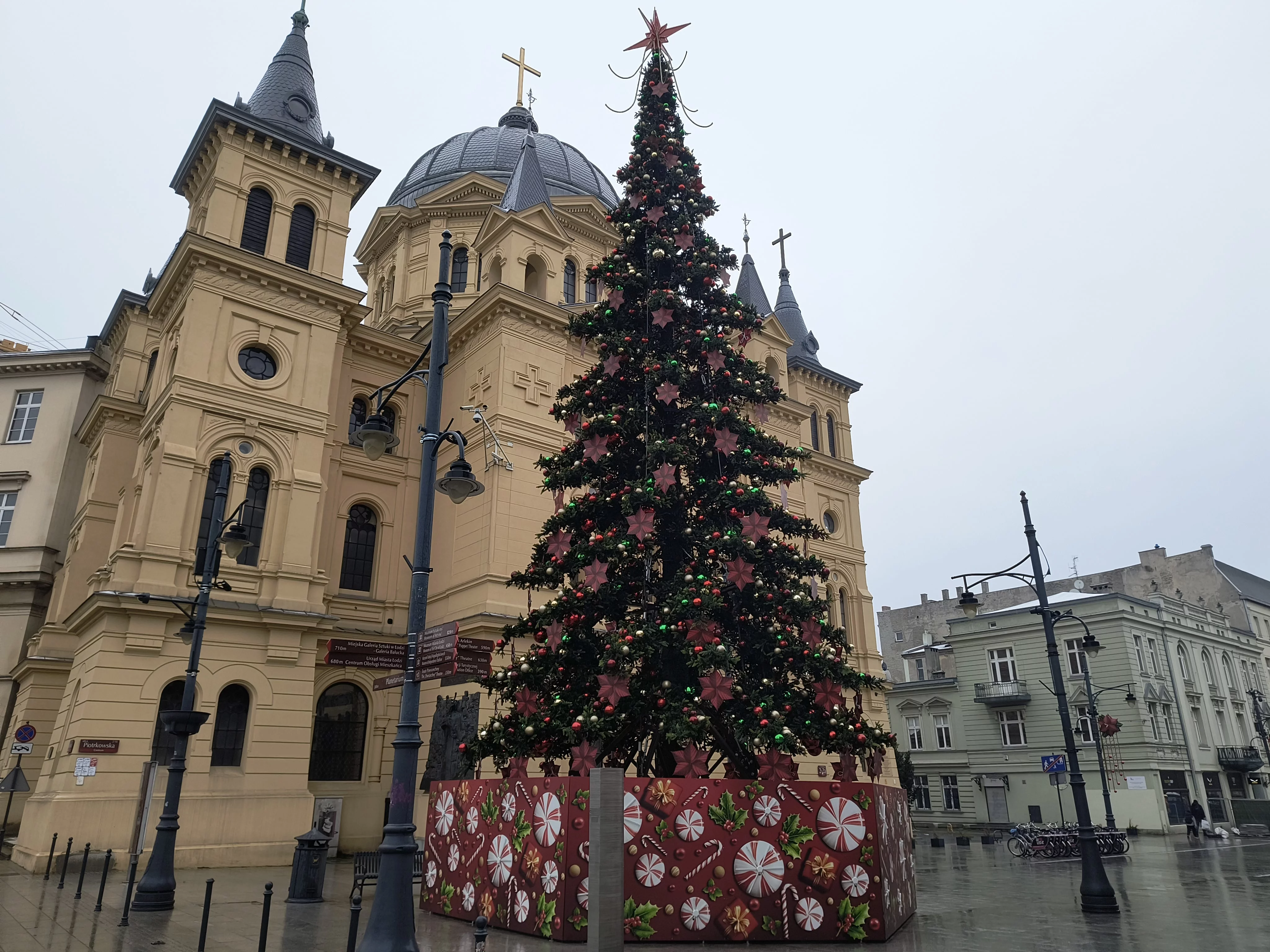 Choinka na Piotrkowskiej prawie gotowa! Zobacz, jak się prezentuje i co sądzą o niej mieszkańcy