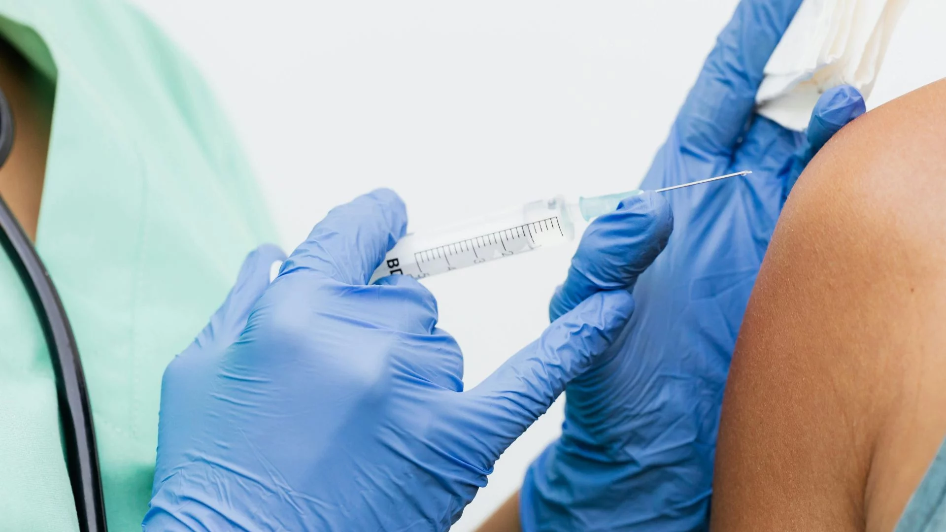 Ponad 800 osób trafiło do szpitali. Ten wirus nie daje o sobie zapomnieć