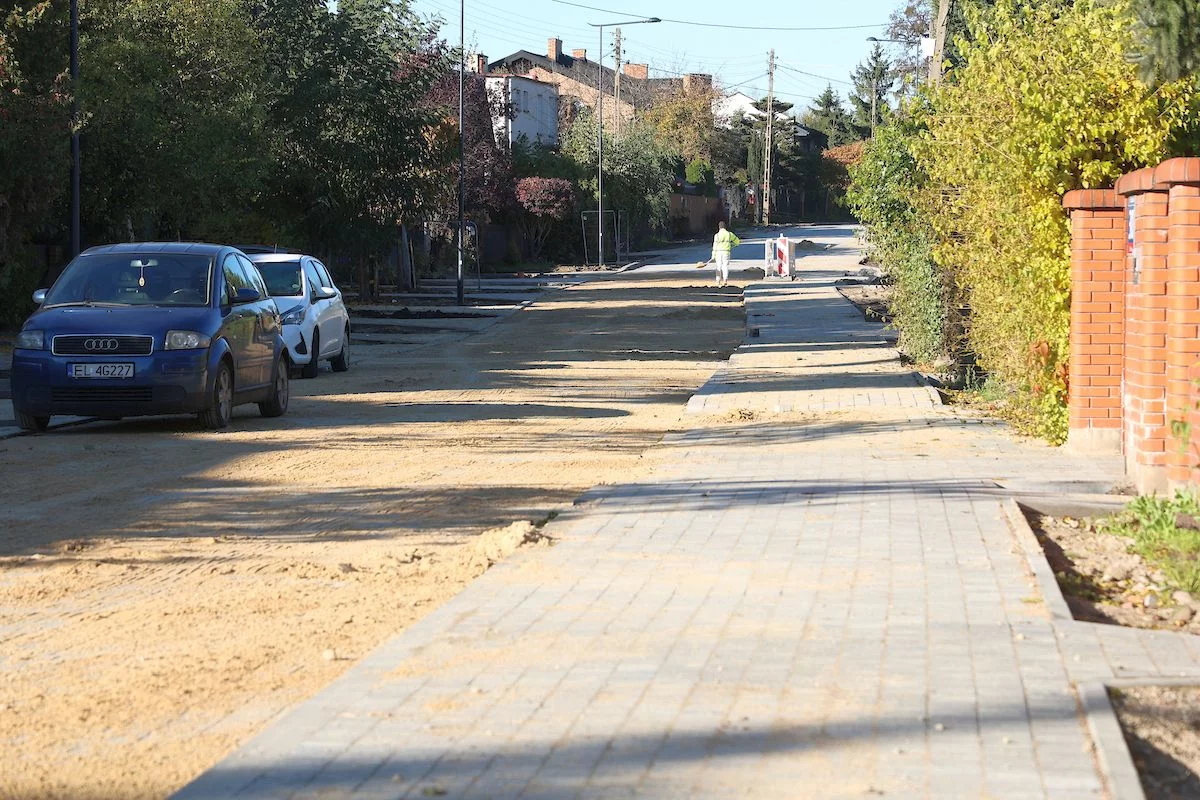 Kolejna gruntówka z twardą nawierzchnią. Tym razem na Stokach