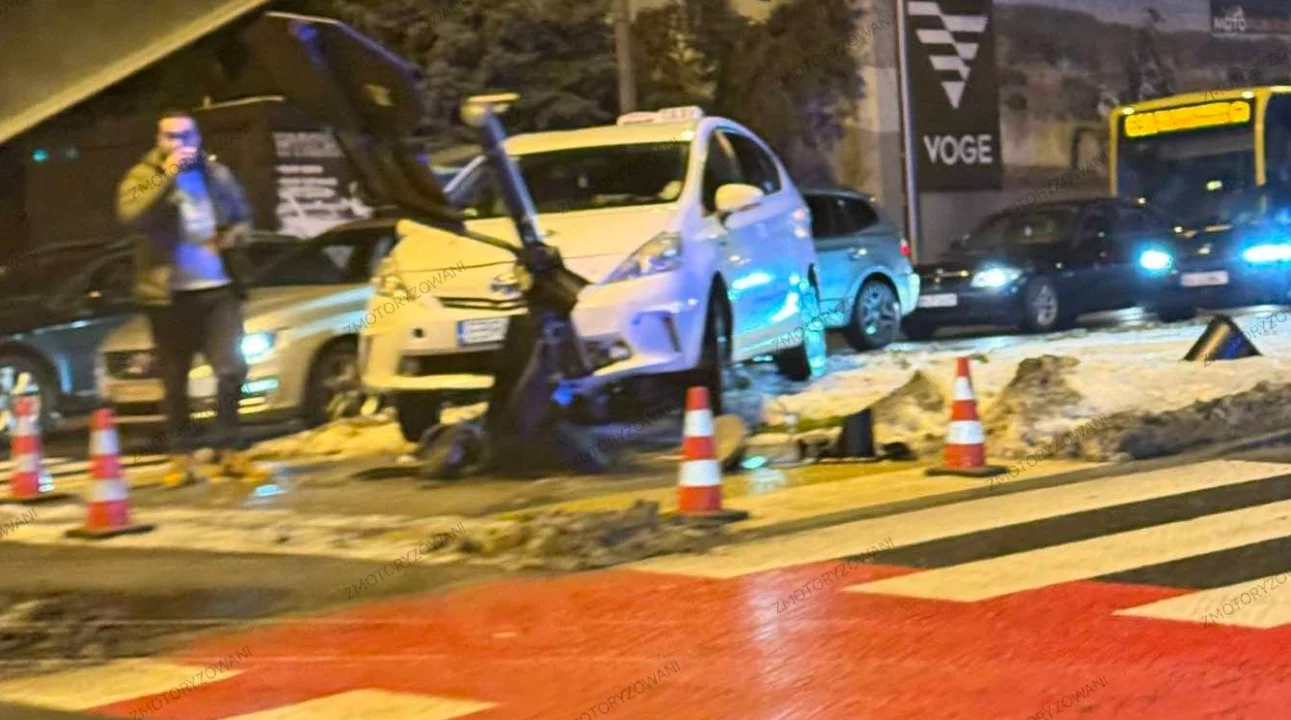 Taksówkarz uderzył w sygnalizator. Ważne skrzyżowanie na Polesiu bez świateł