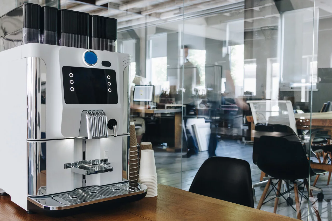 Jaki ekspres do kawy do biura wybrać? Przegląd najlepszych ekspresów do biura – od przelewowych po automatyczne