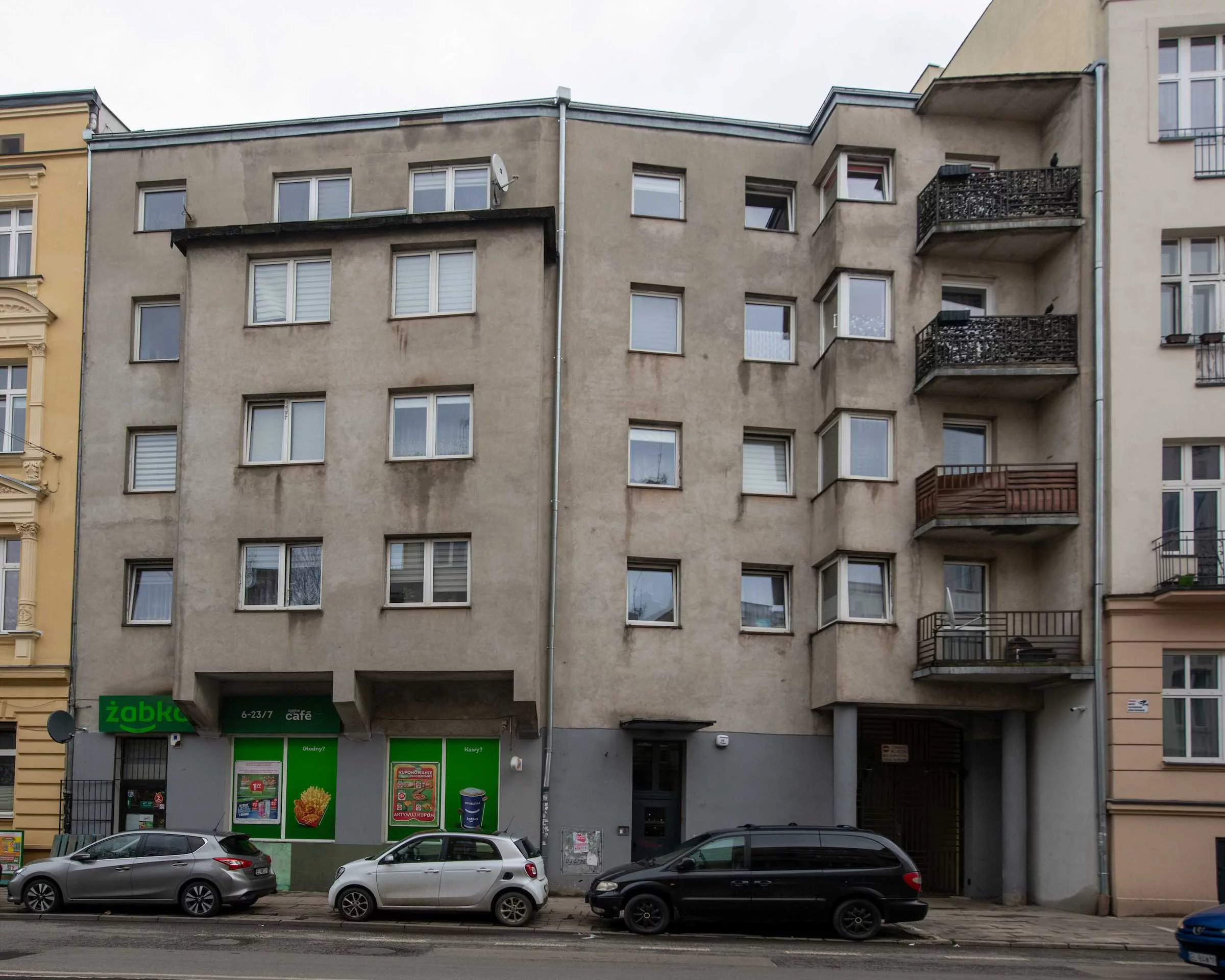 Metamorfoza ponurej kamienicy na Starym Polesiu. Zobacz, co się zmieniło [ZDJĘCIA]