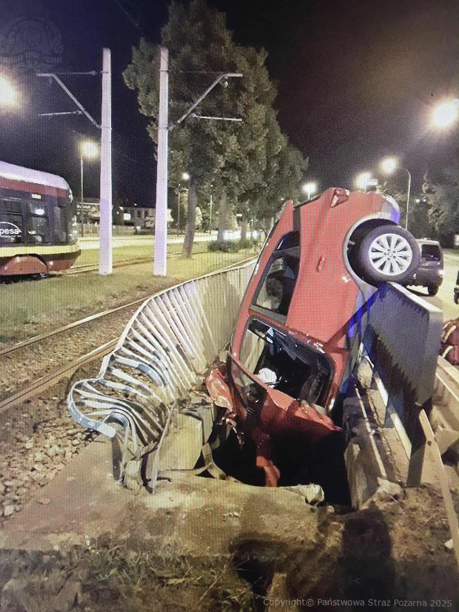 Groźnie na Pabianickiej. Jedna z osobówek zawisła pomiędzy barierkami [ZDJĘCIA]