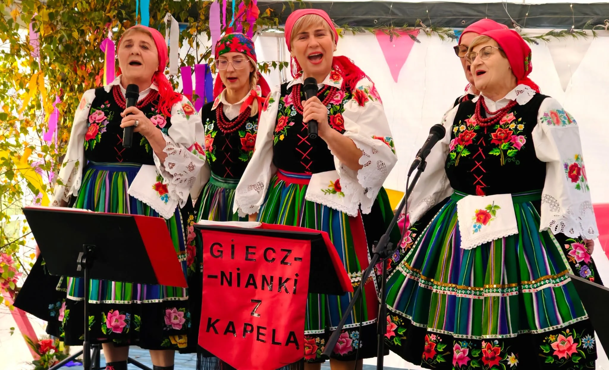 Ludowa muzyka i konkursy. Mieszkańcy w woj. łódzkim świetnie się bawili w tradycyjnym stylu!