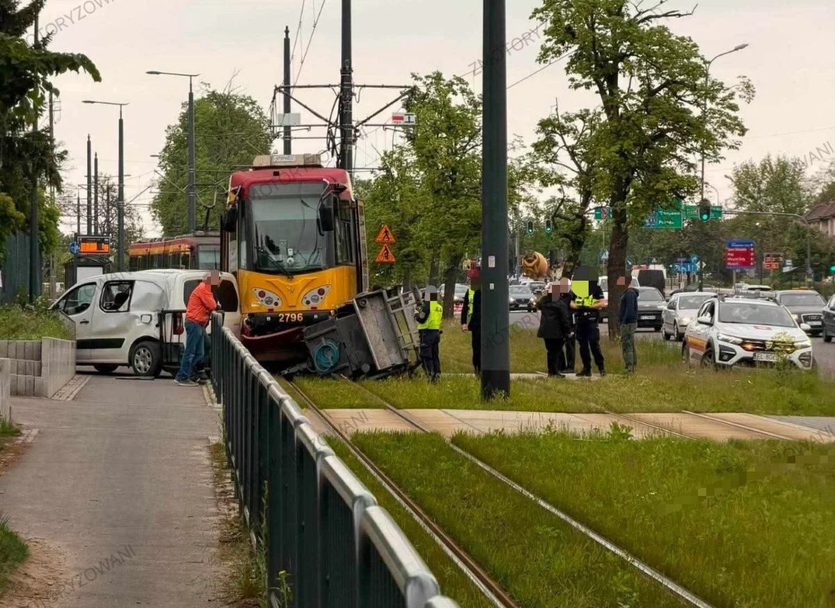 Tramwaj zmiótł przyczepę dostawczaka na Dołach. Wagon wypadł z szyn i sparaliżował ruch