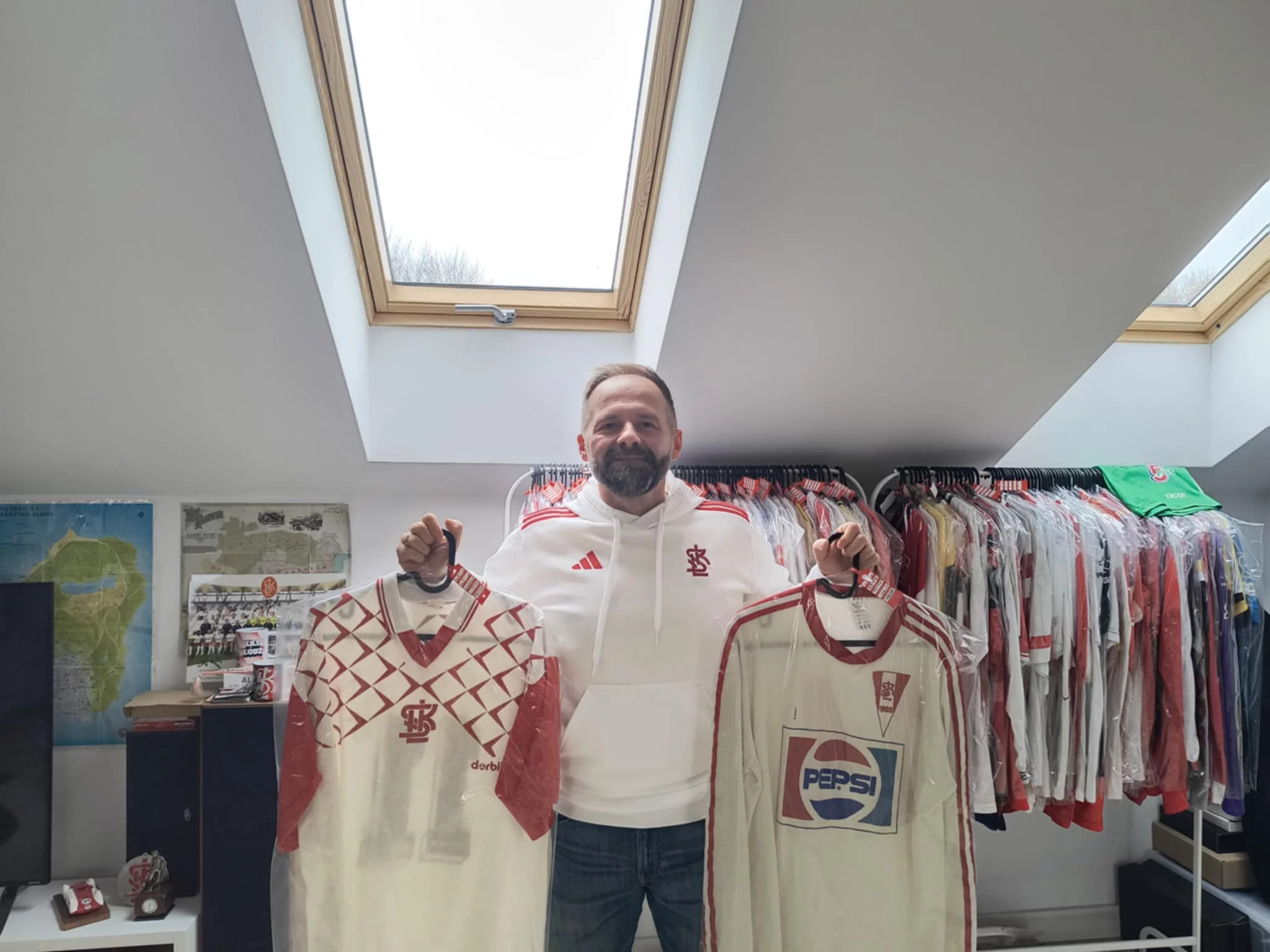 „Tylko nie mówcie żonie”. Ma w domu 700 koszulek piłkarskich, a niektóre są warte fortunę
