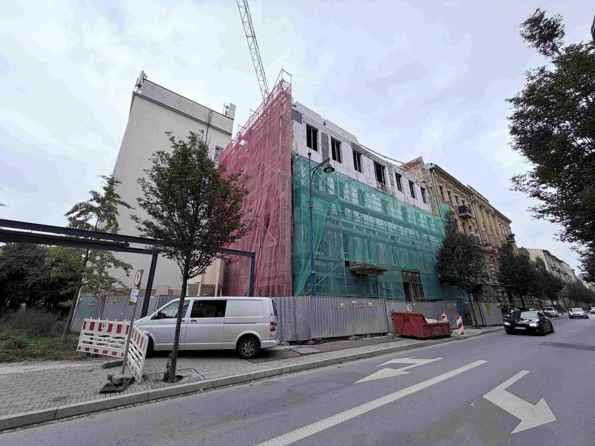 Ta kamienica w centrum Łodzi podniosła się z ruin. "Trzeba było trochę czasu i miłości"