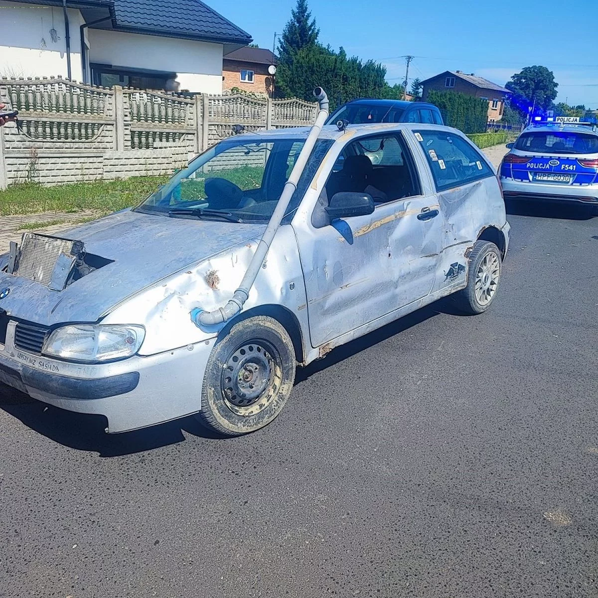 18-letni "rajdowiec" wrakiem wyjechał na ulicę. Z auta odpadło koło