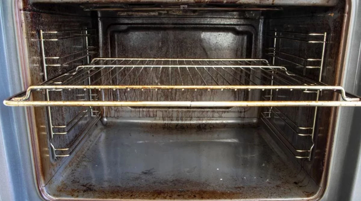 Wystarczy dodać garść i zwiększyć temperaturę. Po chwili piekarnik lśni jak nowy