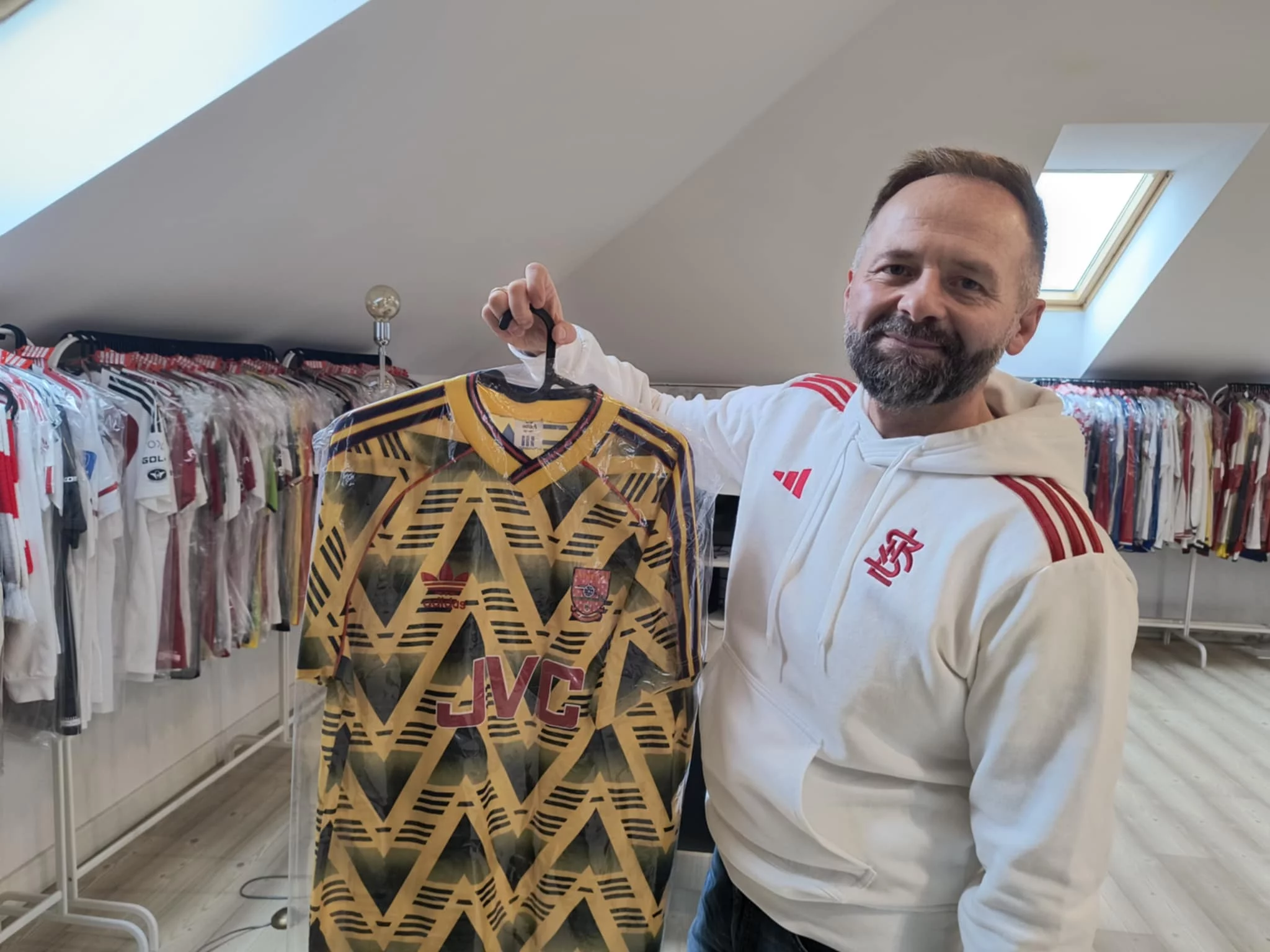 Ma w domu 700 koszulek piłkarskich, które są warte fortunę. Zobacz zdjęcia kolekcji [FOTO]