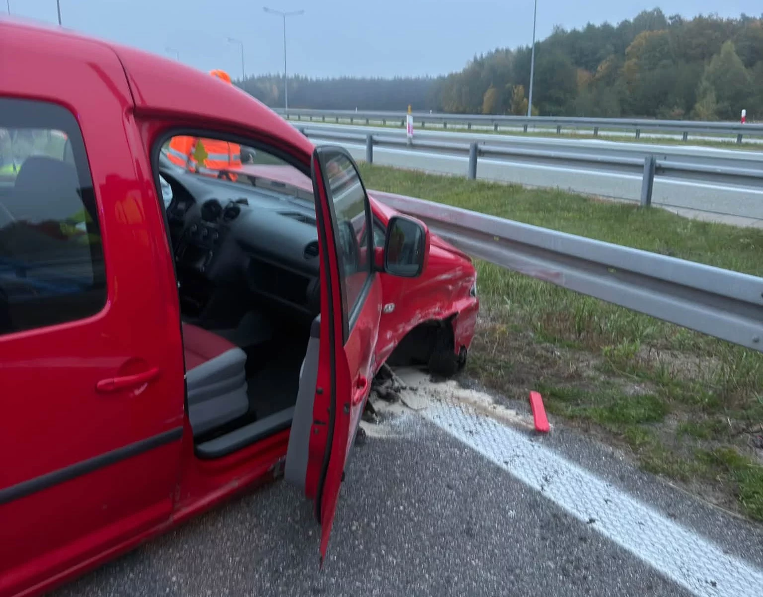 Wypadek na S8 w woj. łódzkim. Auto wylądowało na barierce