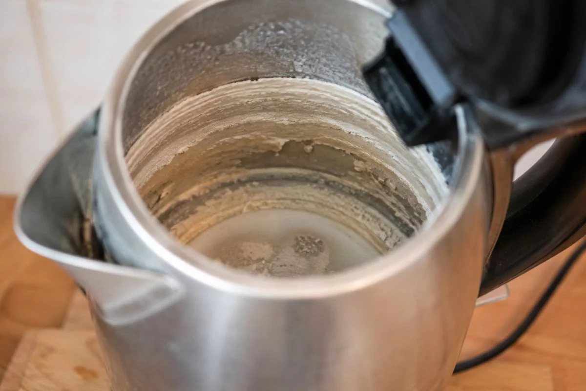 Przestań czyścić czajnik sodą i octem. Jest sposób, który działa szybciej i skuteczniej