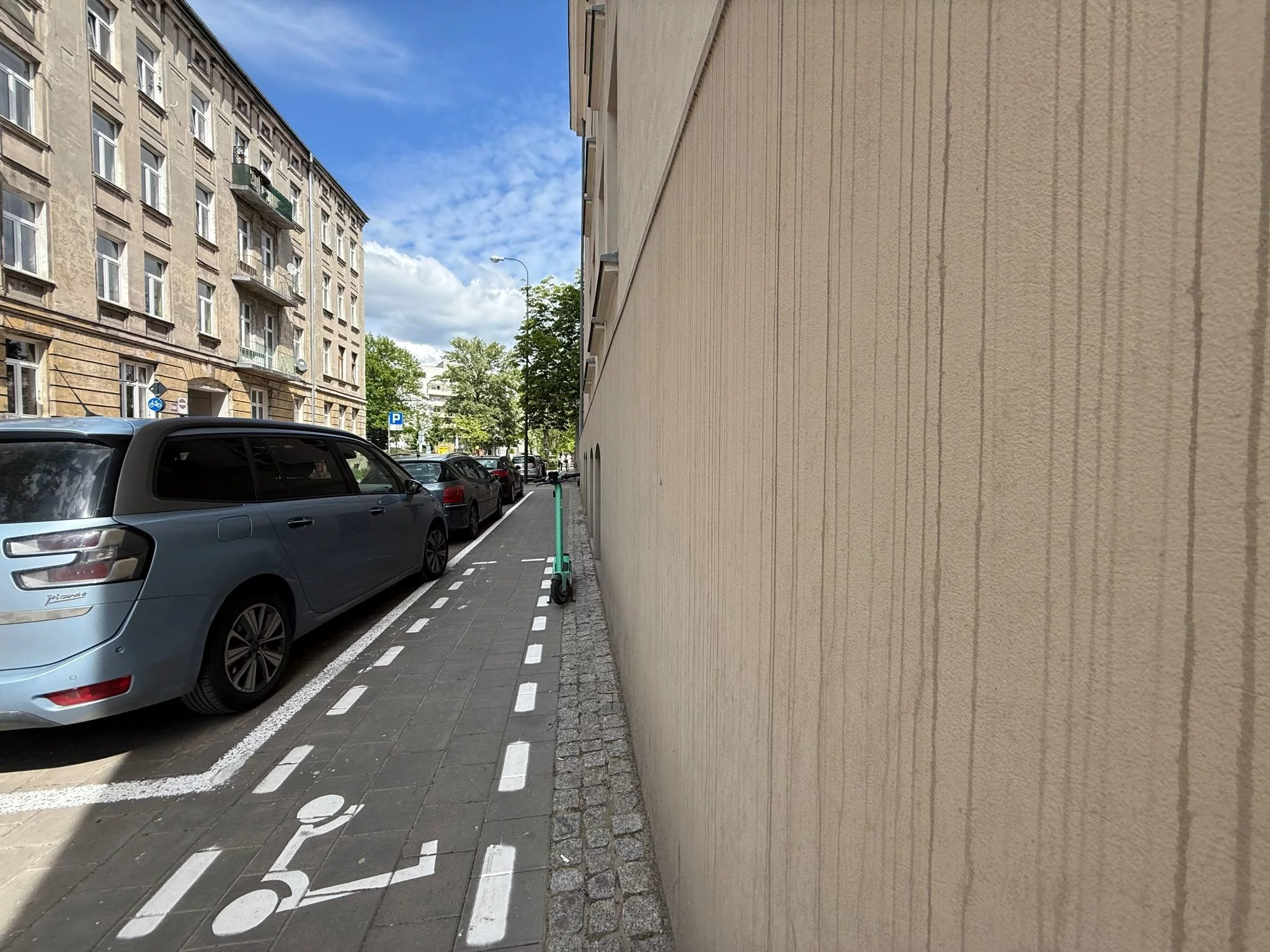 "Najwęższy chodnik świata powstał w Łodzi". Blisko 15 centymetrów – taką jego część pozostawiono pieszym