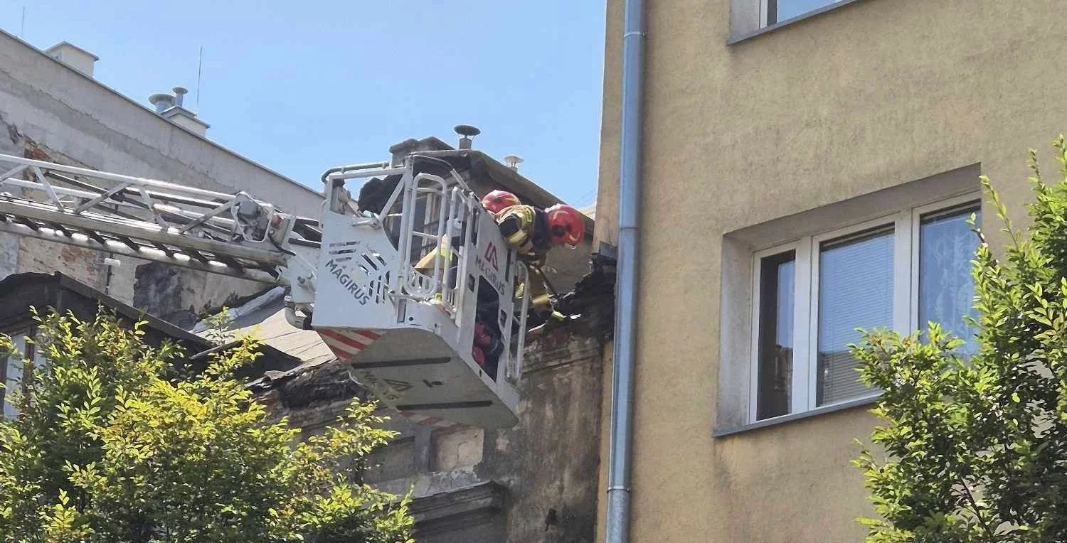 Akcja straży pożarnej w centrum Łodzi. Zawaliła się część dachu. Są utrudnienia w ruchu