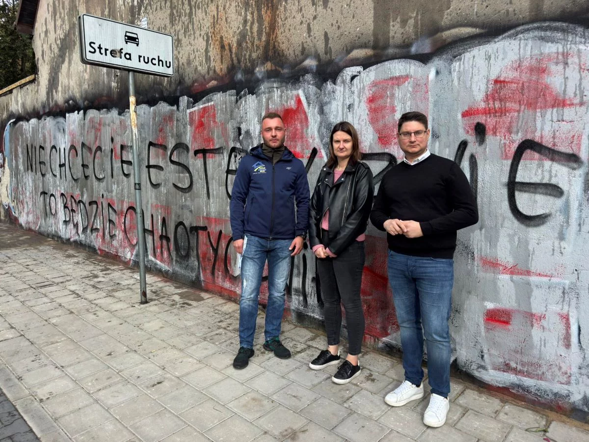 Zdewastowany przez kiboli dom na Widzewie. Będzie remont i monitoring