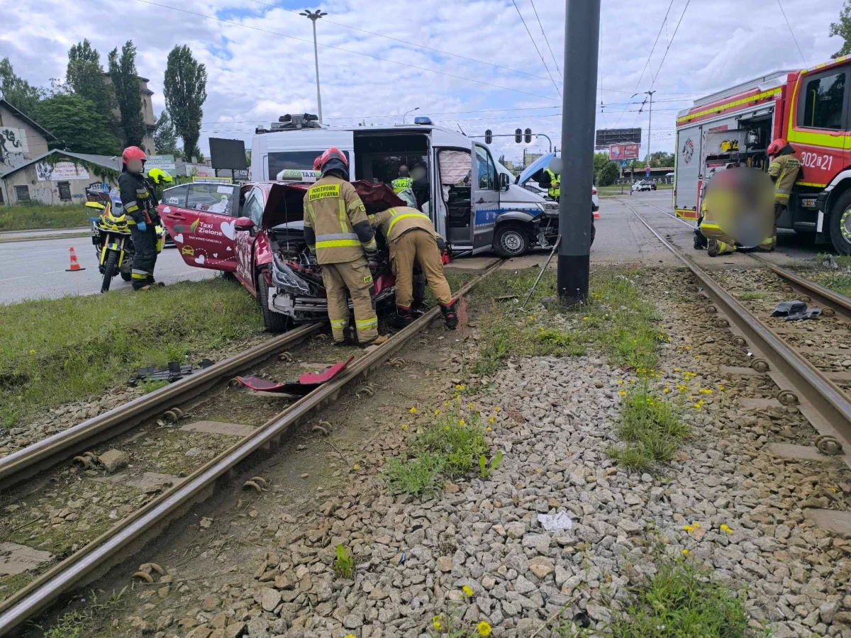 Wypadek z udziałem radiowozu na łódzkim Polesiu. Tramwaje jadą objazdami