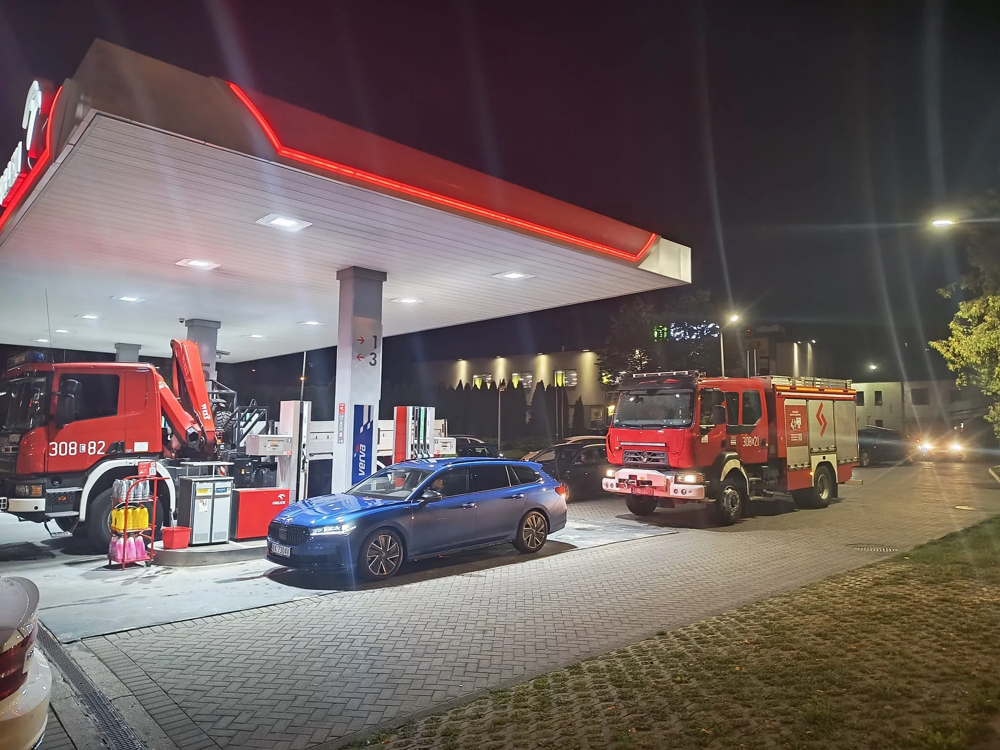 Kolejki na stacjach w Łodzi. Kierowcy tankują do pełna, choćby do kanistrów