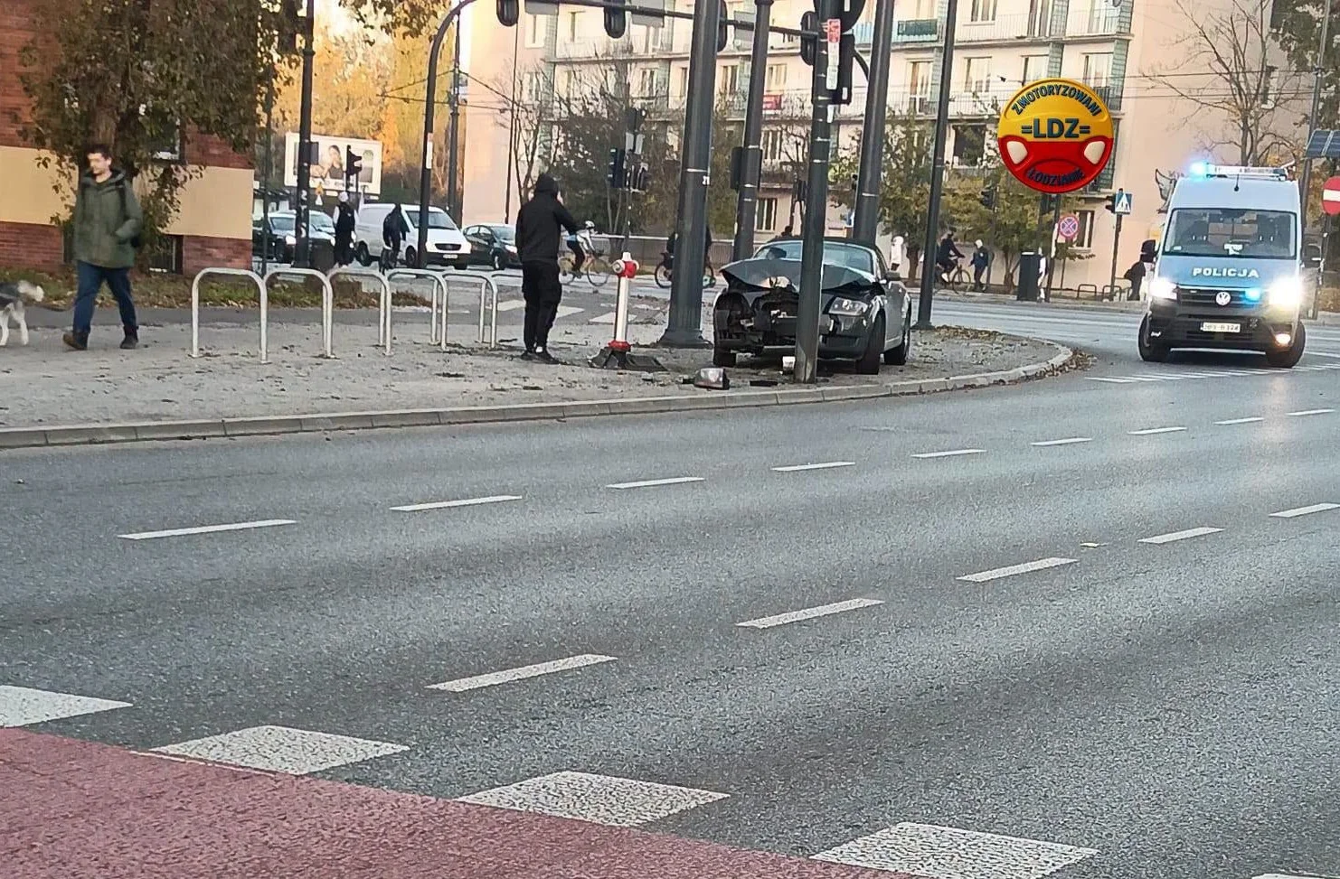 Wypadek na skrzyżowaniu marszałków w Łodzi. Kierowca uderzył w latarnię!