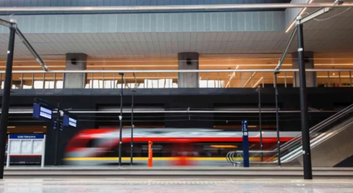 Zamiast ławek - wagony. Licealiści z łódzkiego sprawdzili się w roli konduktorów