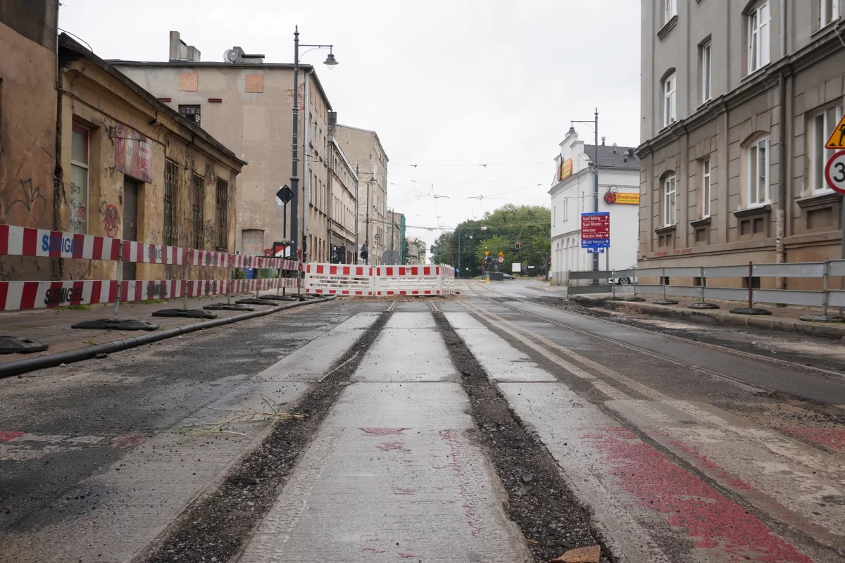 Trwa przebudowa kluczowej ulicy na Bałutach. Jak postępują prace? [FOTO]