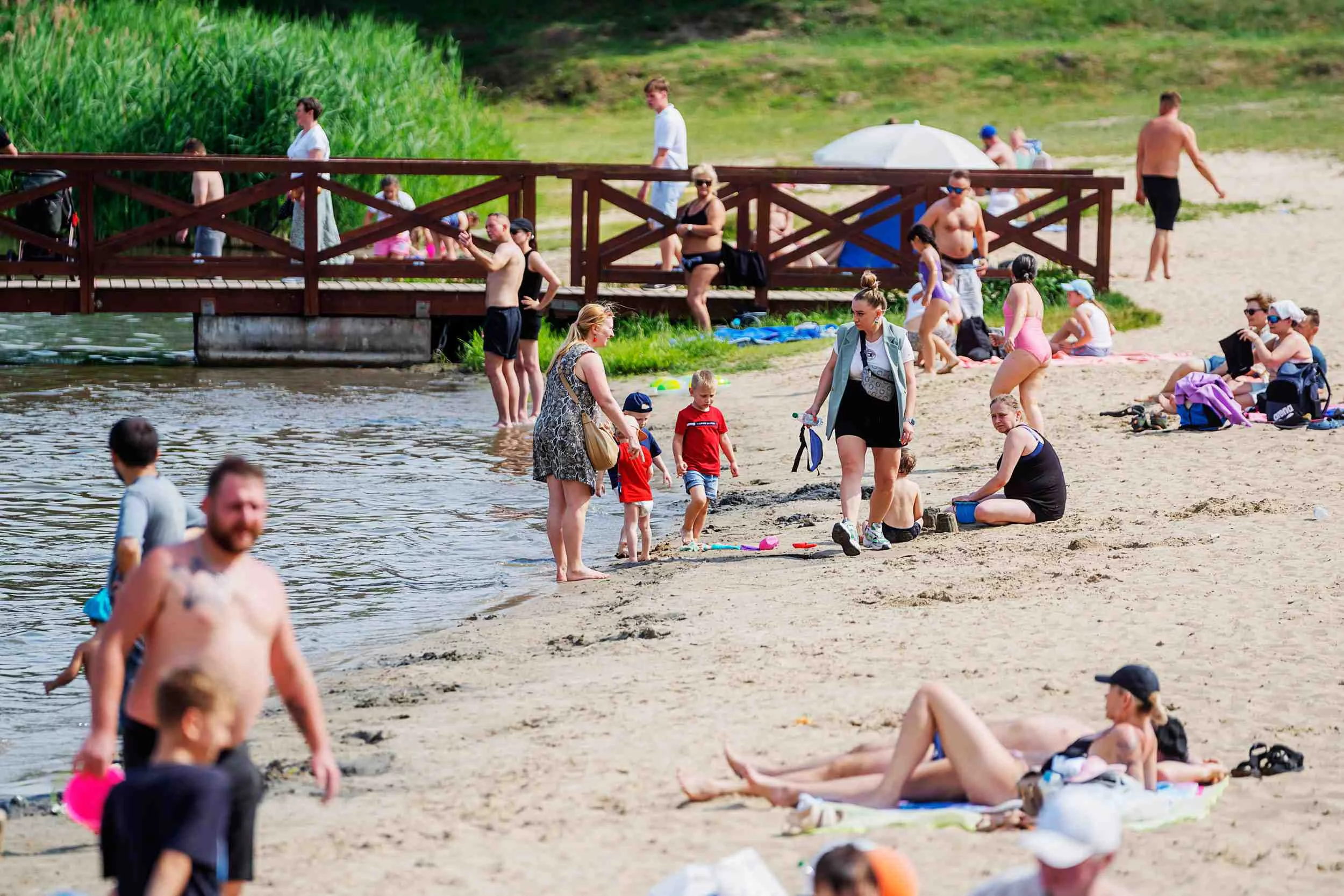 Hawajskie parasole i plaża jak na Malediwach. Nad ten zalew zjeżdżają z całego woj. łódzkiego