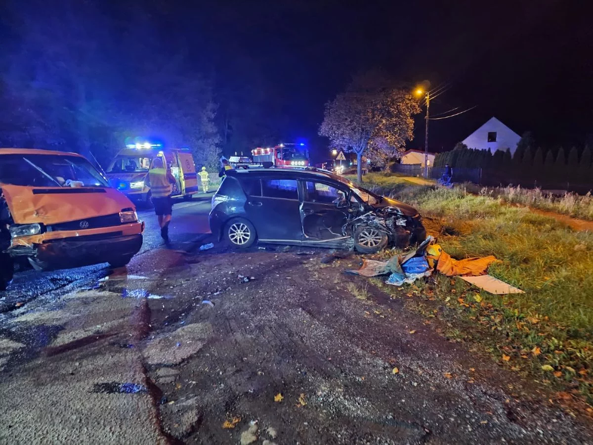 Groźny wypadek na ważnej drodze w woj. łódzkim. Dwie osoby poszkodowane, trasa całkowicie zablokowana