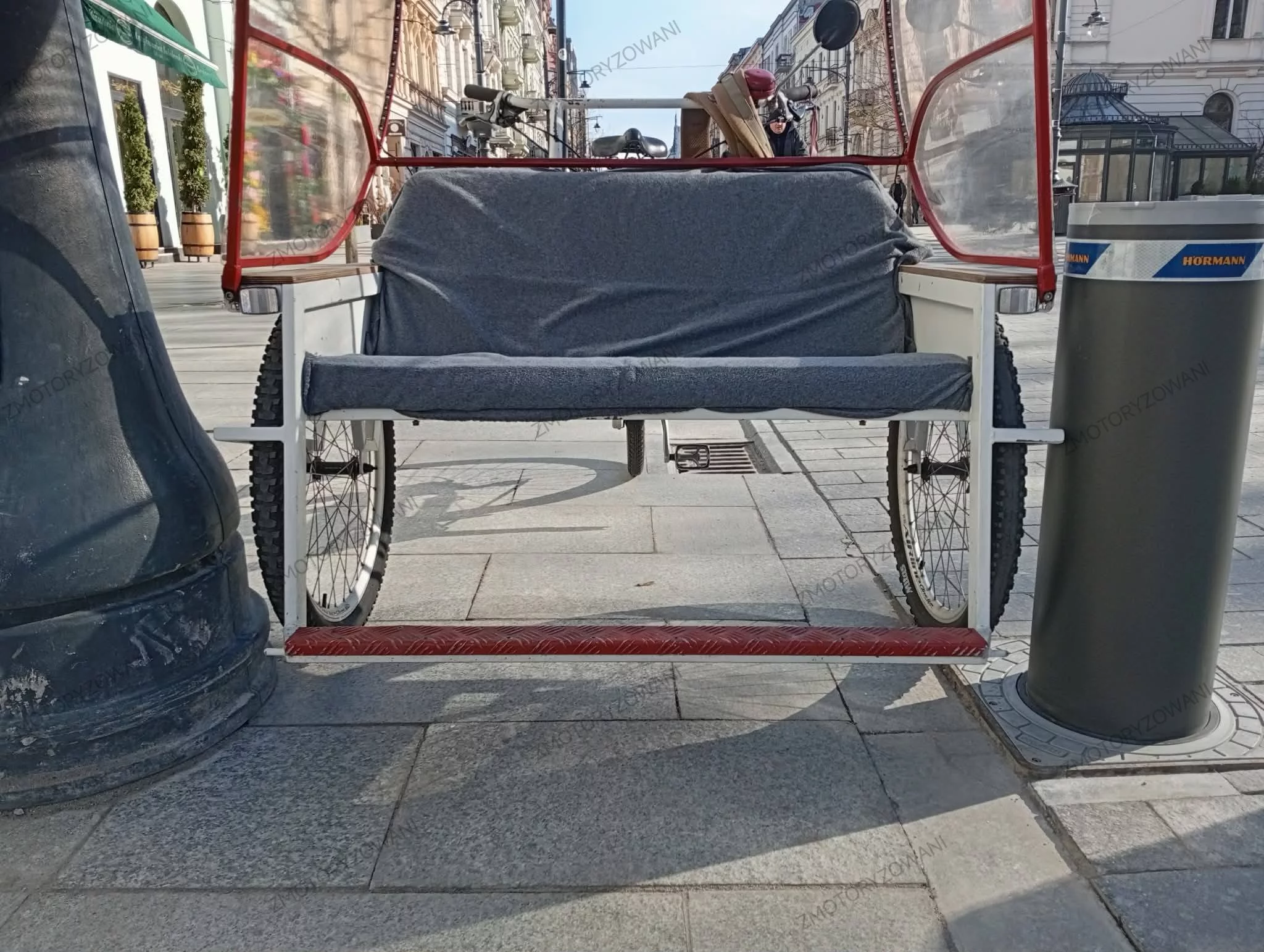 Piotrkowska nie dla rikszarzy? Przeszkodzić mogą... słupki [FOTO]