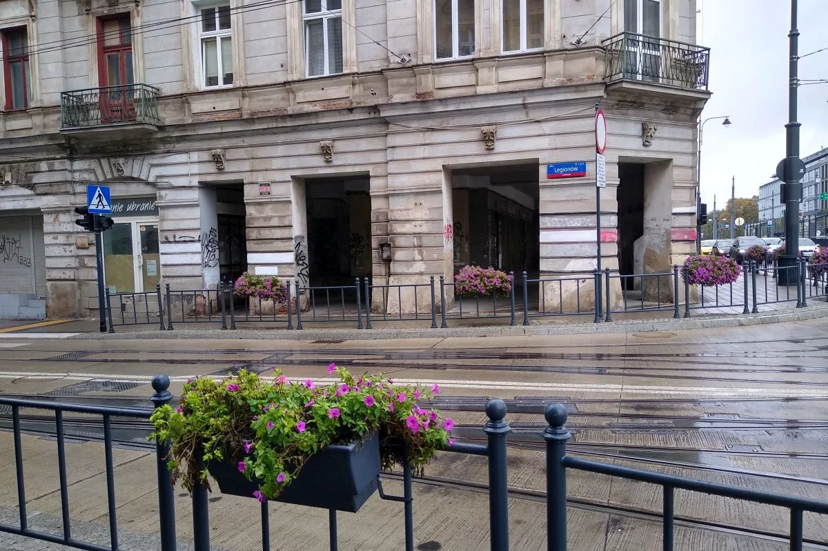 Śmierdzi w podcieniach kamienic w centrum. Kwiatki nie pomogą
