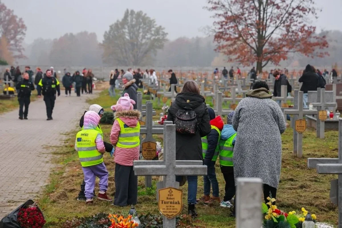 Ruszyła 13. edycja „Światełka Pamięci”. Zapalili znicze na zapomnianych mogiłach w Łodzi