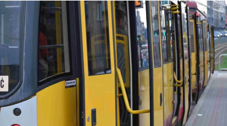 Zatrzymanie ruchu w centrum. Karetka przy tramwaju linii numer 1