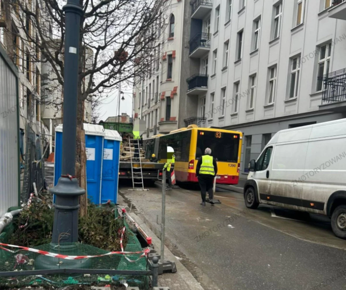 Ładunek spadł na autobus MPK Łódź. Utrudnienia w centrum