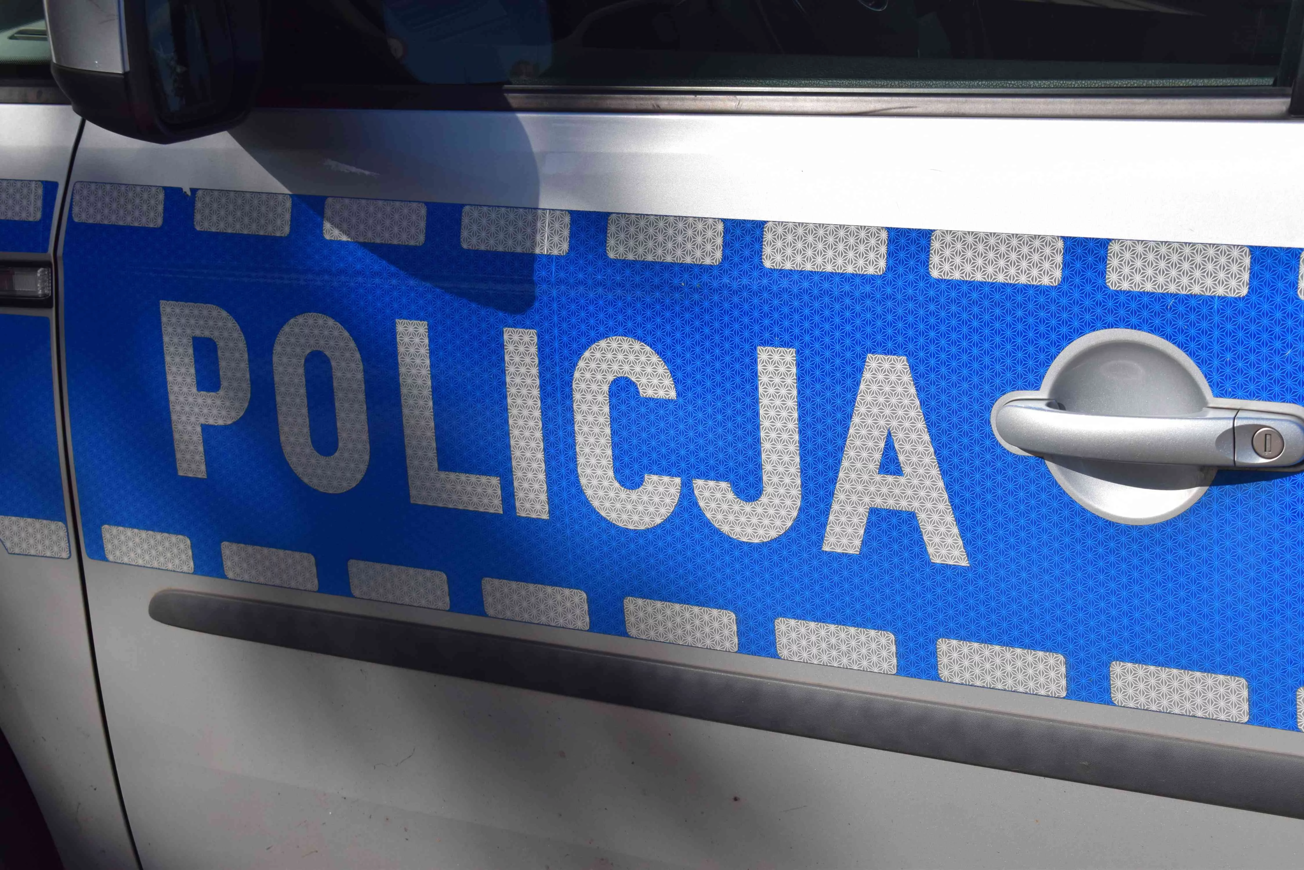 Groźny wypadek na drodze w woj. łódzkim. Dwie osoby są ranne!