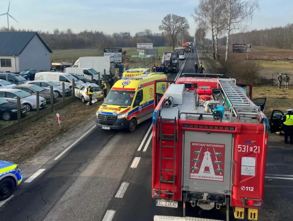 Groźny wypadek na ważnej trasie w Łódzkiem. Strażacy musieli użyć ciężkiego sprzętu