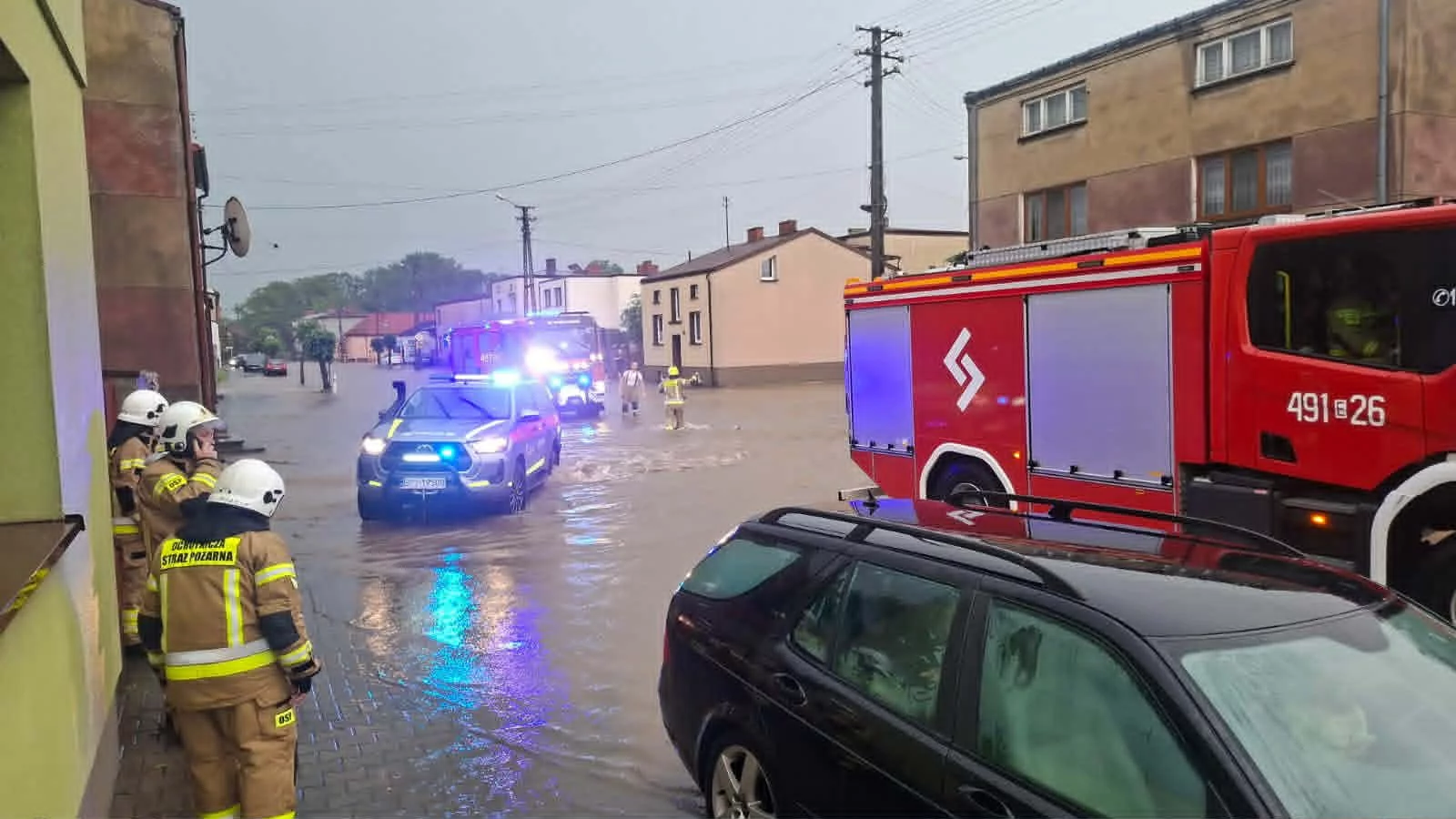 Gwałtowna burza nad regionem. Strażacy pomagali osobom uwięzionym w autach [ZDJĘCIA]