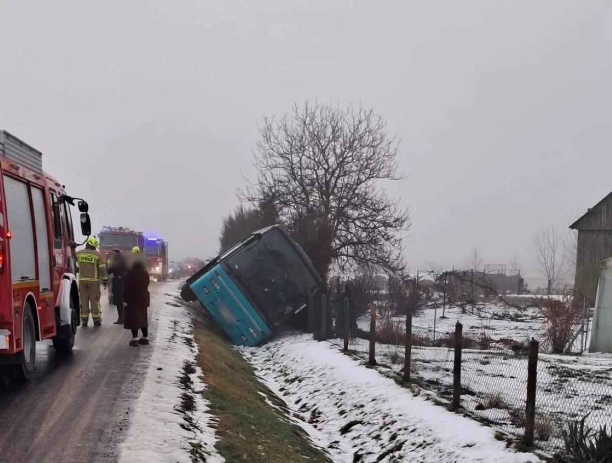 Chwile strachu w drodze do szkoły. Autobus zakończył jazdę w rowie