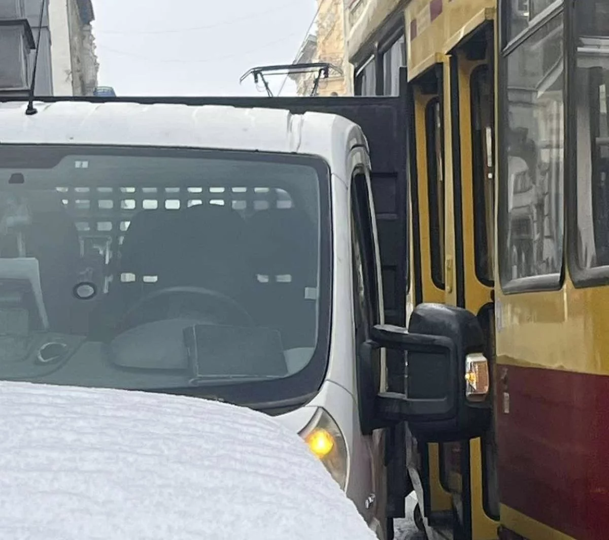 Motorniczy był przekonany, iż się zmieści. Teraz zapłaci wysoki mandat