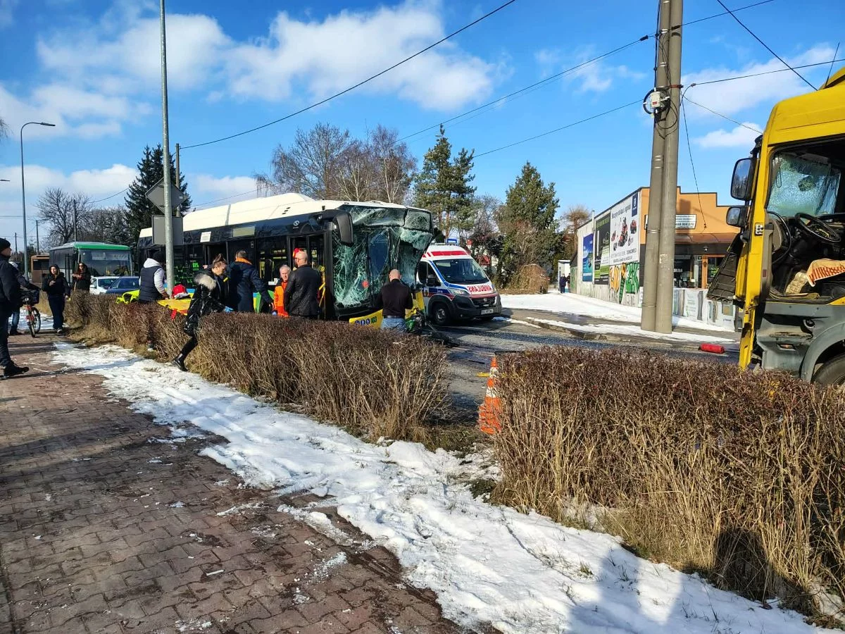 Autobus MZK staranowany przez ciężarówkę. 9 osób poszkodowanych w Łódzkiem