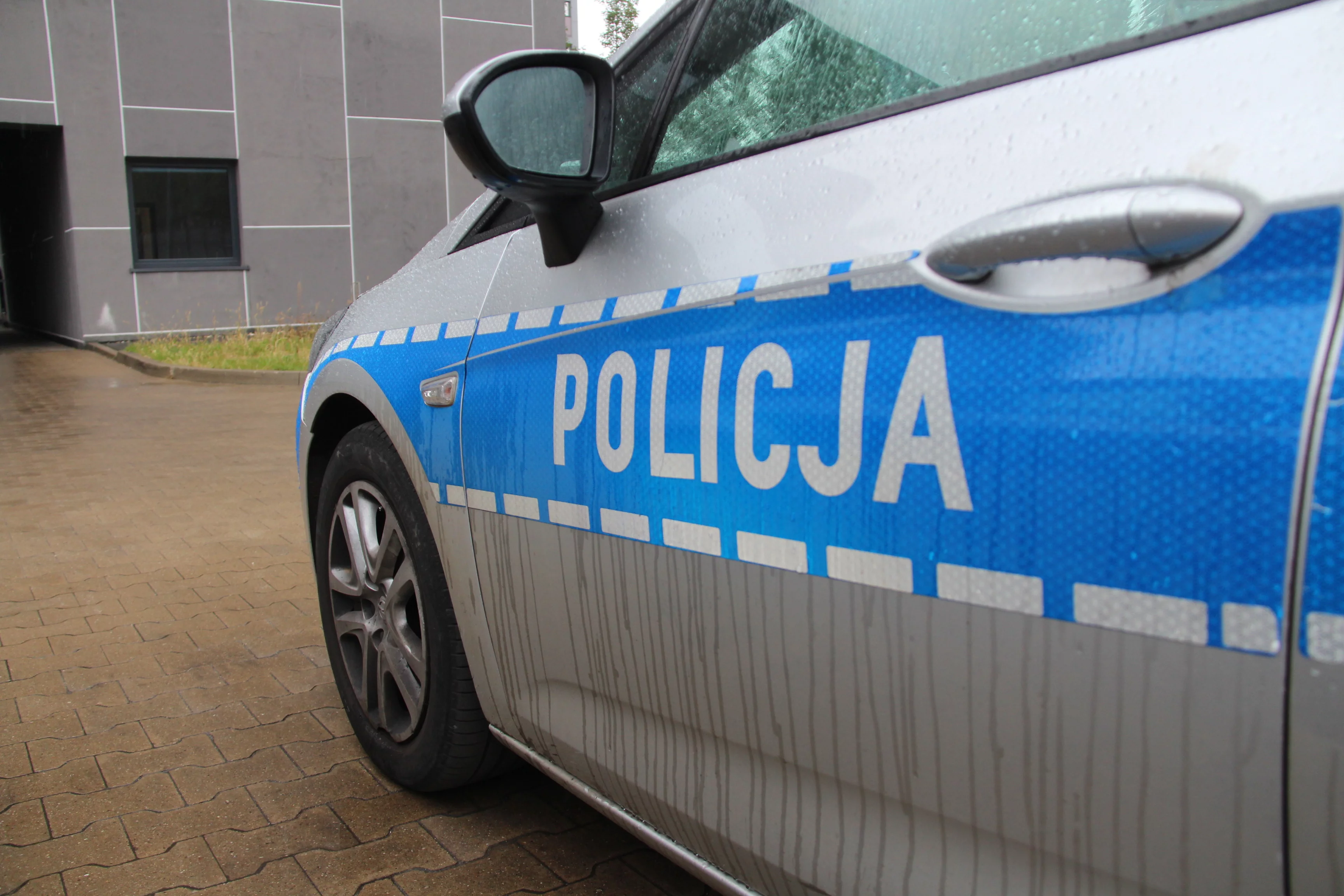 Wjechał na torowisko i uderzył w bariery. Młody kierowca w szpitalu