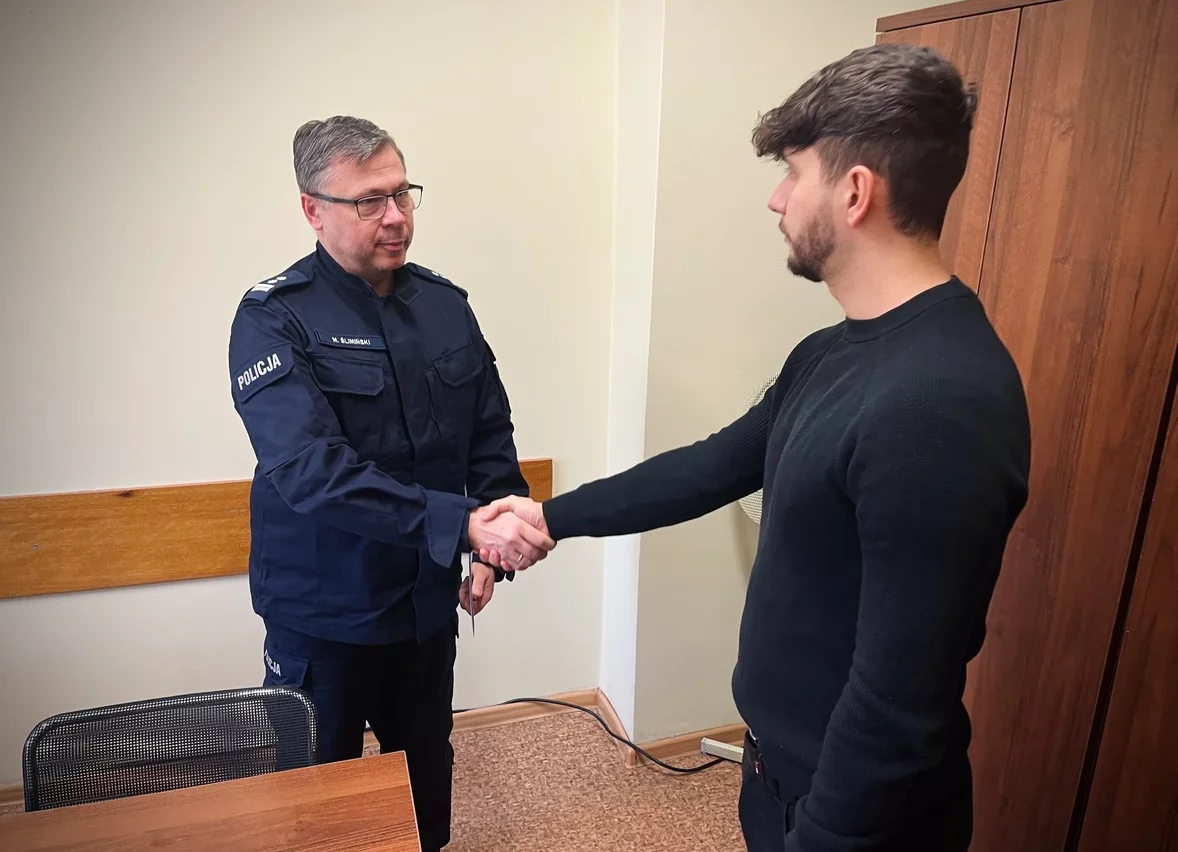 Intuicja po służbie. Policjant rozpoznał parę poszukiwanych w drodze z kościoła